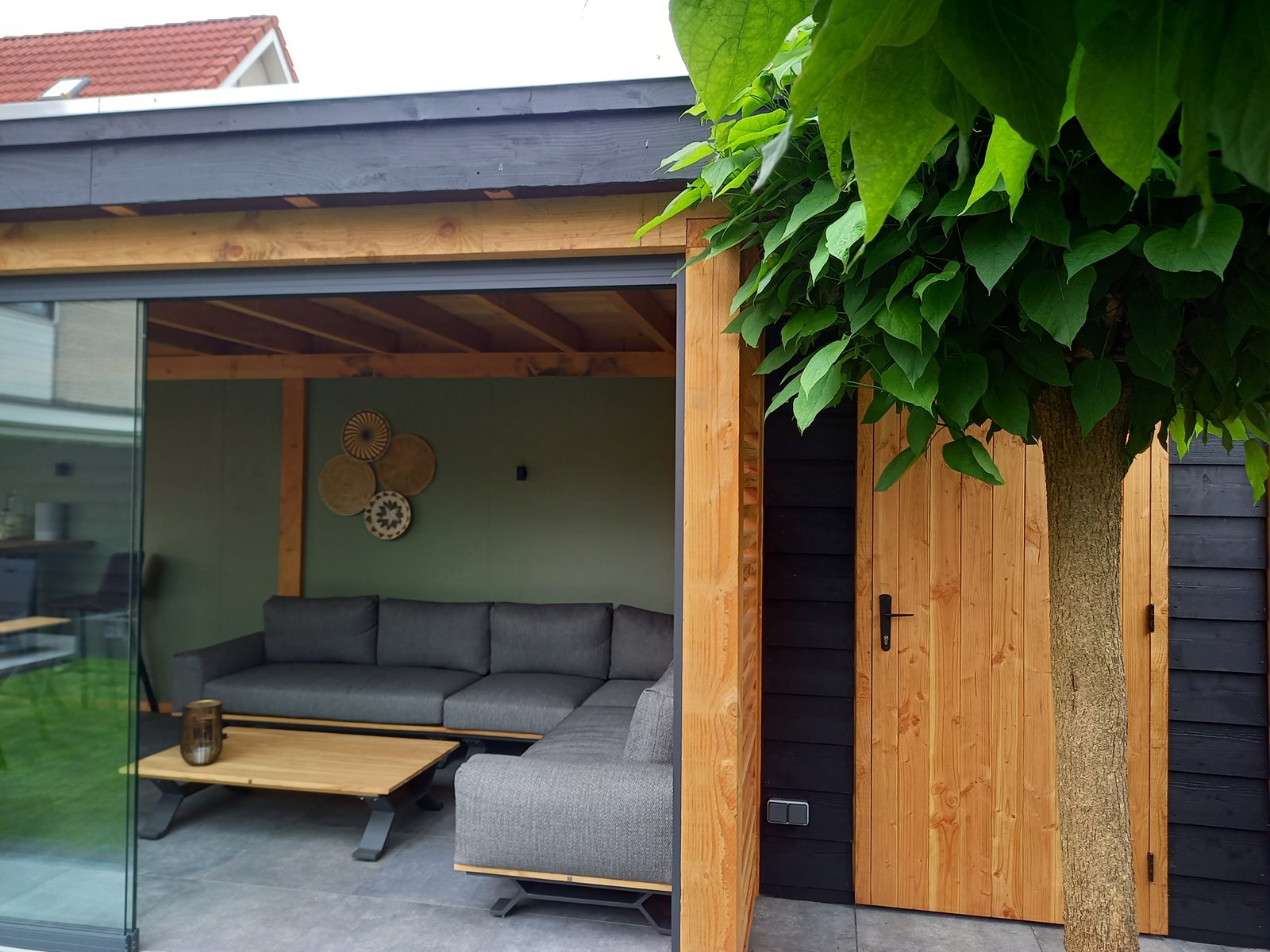 Aandringen Verdraaiing Componeren Luxe tuinhuis met sedum dak en gaskachel - Bergveranda.nl