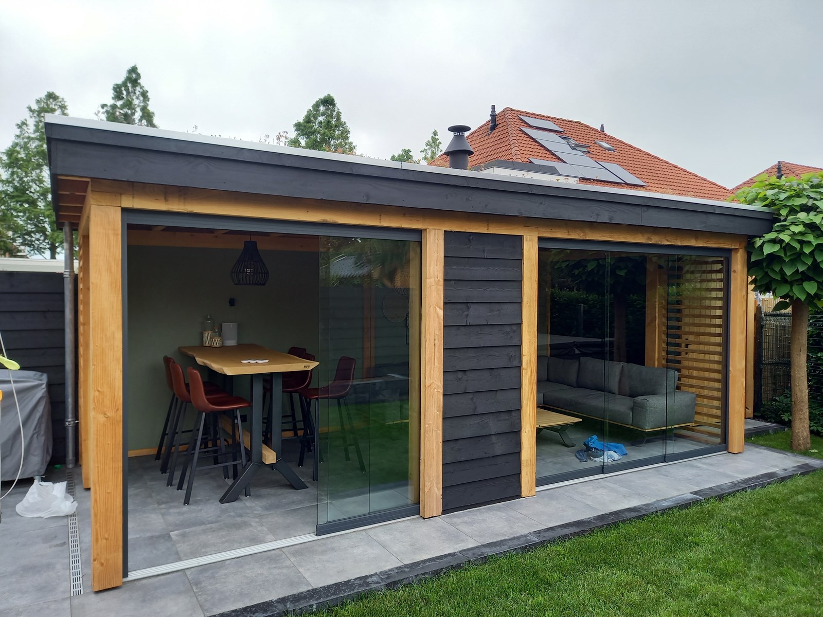 Aandringen Verdraaiing Componeren Luxe tuinhuis met sedum dak en gaskachel - Bergveranda.nl